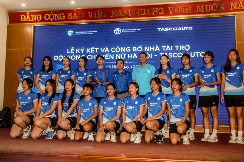 Tap the ban huan luyen va van dong vien doi bong chuyen nu Ha Noi. Anh: LDBD Ha Noi