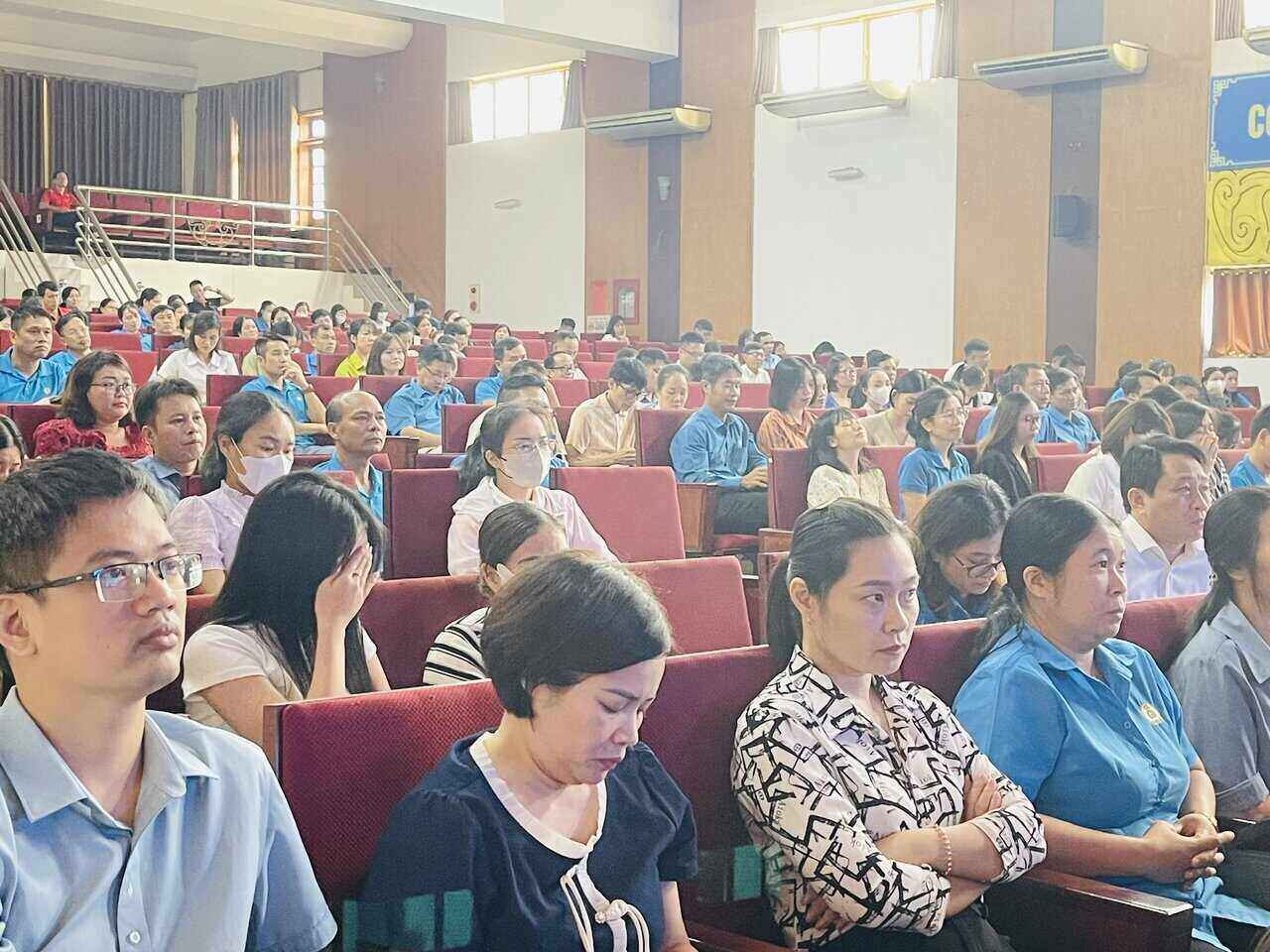 Union officials in the western area of Hai Phong listened to the reporter present the content. Photo: Mai Huong