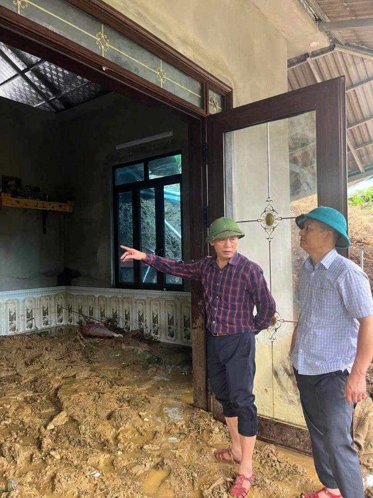 Ong Ha Xuan Thanh - Bi thu Dang uy xa Trung Ha (trai) kiem tra, chi dao khac phuc thiet hai sau lu. Anh: X.H