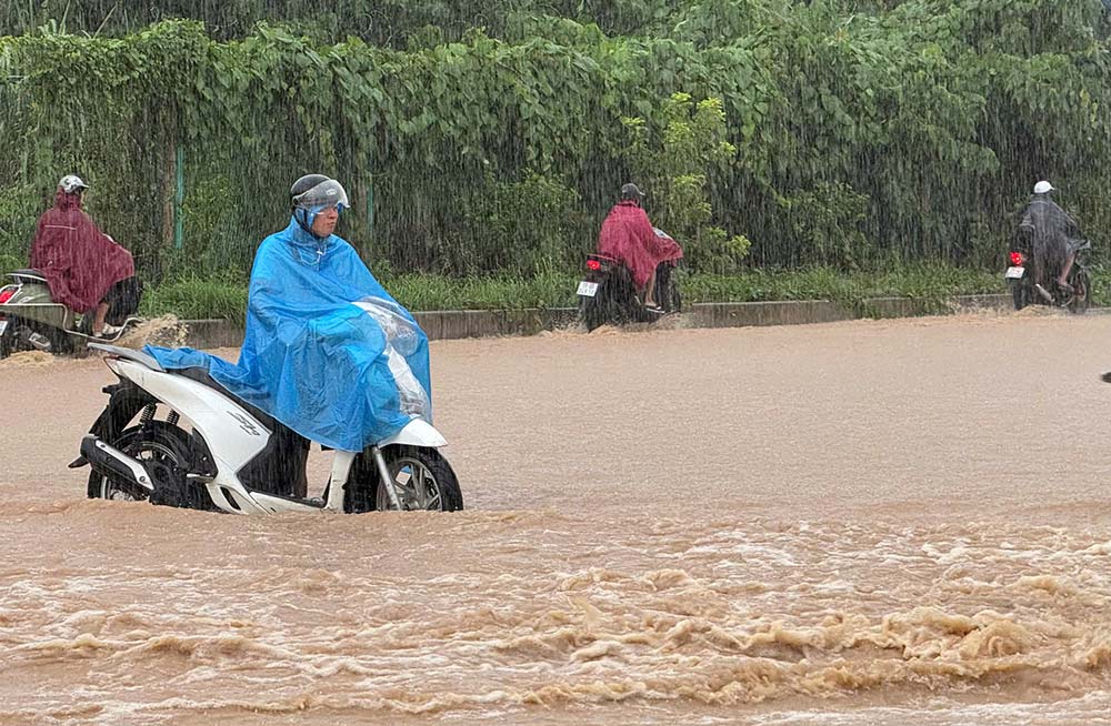 El pronostico del tiempo de Hanoi sigue siendo de fuertes lluvias prolongadas despues de la tormenta numero 10 acompañadas de riesgos de inundaciones en muchas carreteras. Foto: Vu Linh