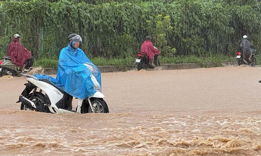Dự báo thời tiết Hà Nội còn mưa lớn kéo dài sau bão số 10, đi kèm nguy cơ ngập lụt tại nhiều tuyến đường. Ảnh: Vũ Linh
