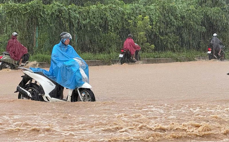Hanoi weather forecast has continued heavy rain after storm No. 10, accompanied by the risk of flooding on many roads. Photo: Vu Linh