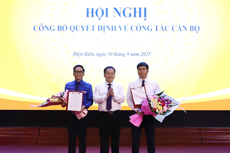 Dien Bien성 당위원회 상임 부서기 Mua A Son이 Tran Quy Hung 동지와 Mua Chien Thang 동지에게 결정서를 수여했습니다. 사진: Duc Linh