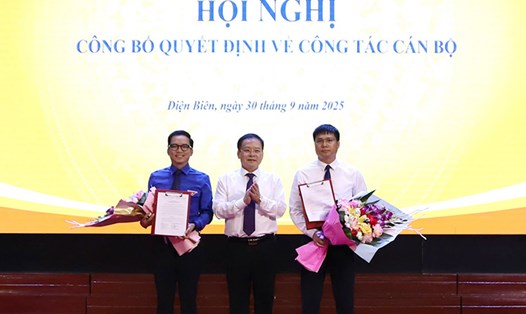 Phó Bí Thường trực Tỉnh ủy Điện Biên Mùa A Sơn trao Quyết định cho đồng chí Trần Quý Hùng và đồng chí Mùa Chiến Thắng. Ảnh: Đức Linh