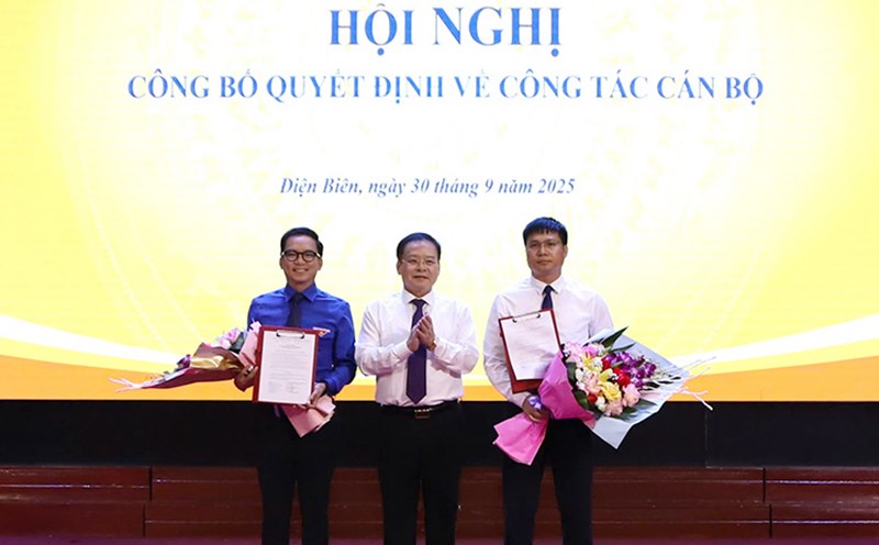 El Vicesecretario Permanente del Comite Provincial del Partido de Dien Bien Mua A Son entrega la Decision al camarada Tran Quy Hung y al camarada Mua Chien Thang. Foto: Duc Linh