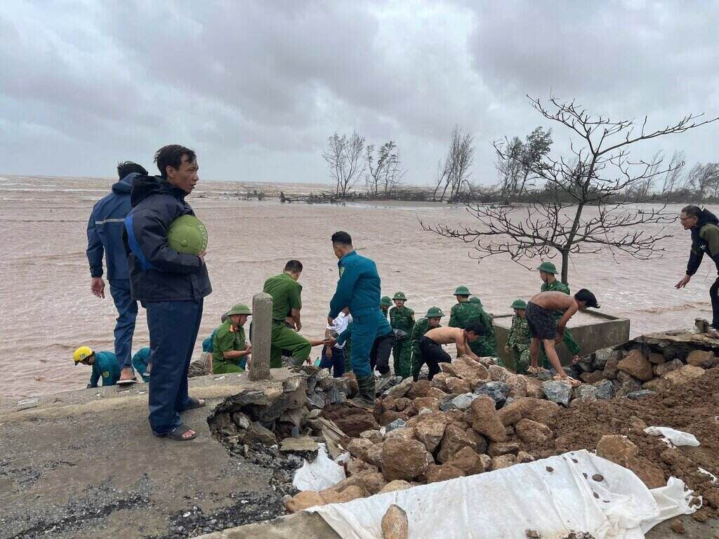 Hung Phu Commune Police (Hung Yen Province) and Border Guard forces handled landslides on the route. Photo: Hung Phu Commune Police