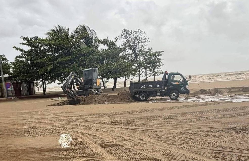 Sand mining vehicles on Ho Xuan Huong Street. Photo: CASS