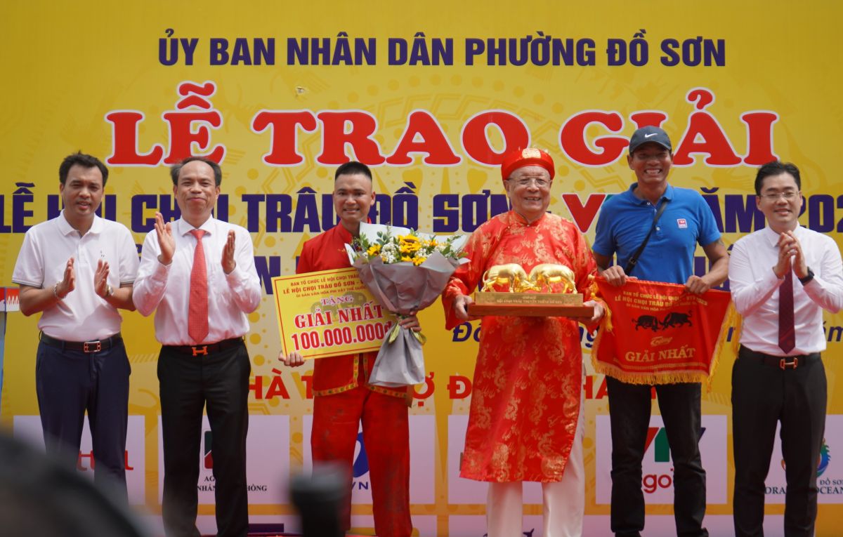 Nghe nhan Dinh Dinh Phu - chu trau vo dich so 06 nhan cup va phan thuong tu Ban To chuc. Ảnh: Mai Dung