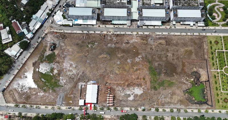 Panorama of the land of the Trade Union Social Housing project in Vinh Long, where construction items are being prepared. Photo: Hoang Loc