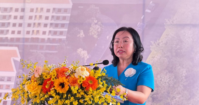 Ba Thai Thu Xuong – Pho Chu tich Thuong truc TLDLDVN – phat bieu tai le khoi cong Du an Nha o xa hoi Cong doan tai Vinh Long. Anh: Hoang Loc