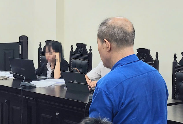 Phiên tòa xét xử bị cáo Vinh về hành vi đầu độc vợ. Ảnh: Việt Ân