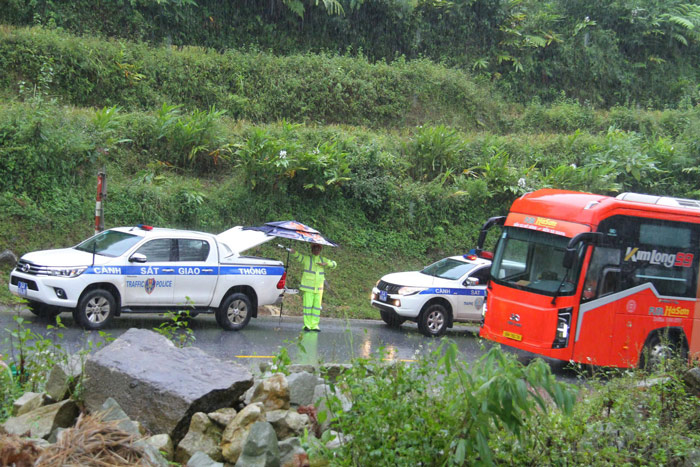 Luong dat da lon sat lo tai Km120 + 00, Tram thu phi Sa Pa gay ach tac cuc bo. Anh: Cong an Lao Cai  