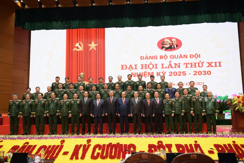 Tong Bi thu To Lam cung cac lanh dao, nguyen lanh dao Dang, Nha nuoc voi cac dai bieu du Dai hoi. Anh: Ai Van
