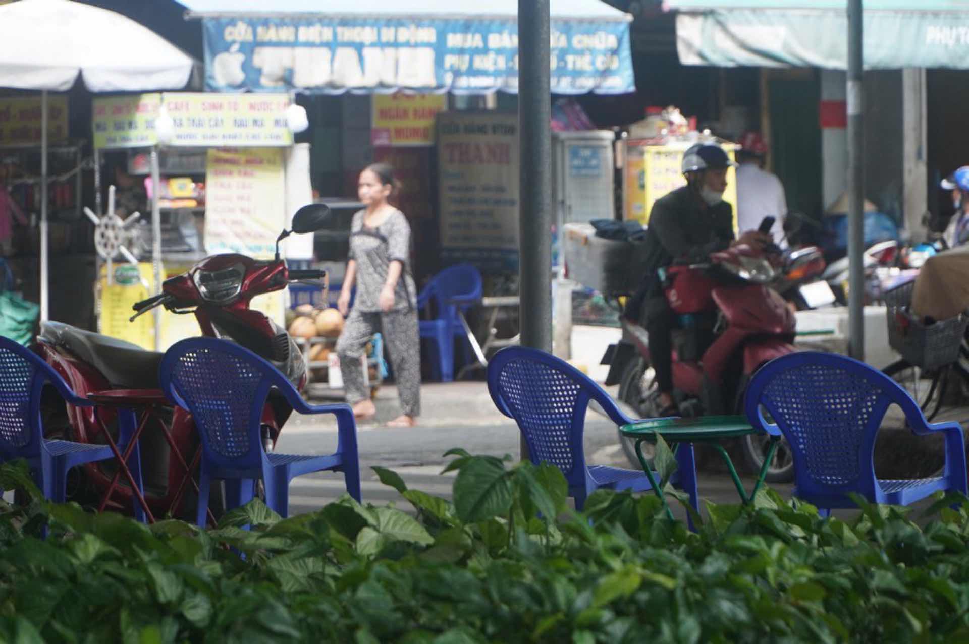 Duoi cau Nguyen Van Cu xuat hien nhieu xe may lan quay nuoc giai khat tu phat. Anh: Ly Linh