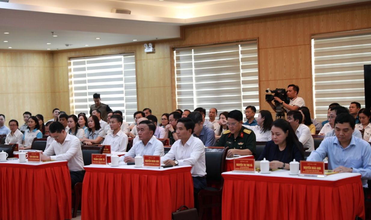 Dong chi Tran Cam Tu, Uy vien Bo Chinh tri, Thuong truc Ban Bi thu, dong chi Nguyen Thi Thu Ha – Uy vien Trung uong Dang, Pho Bi thu Thuong truc Dang uy Mat tran To quoc va cac doan the Trung uong, Pho Chu tich – Tong Thu ky Uy ban Trung uong Mat tran To quoc Viet Nam lam viec tai Thanh Hoa. Anh: X.H
