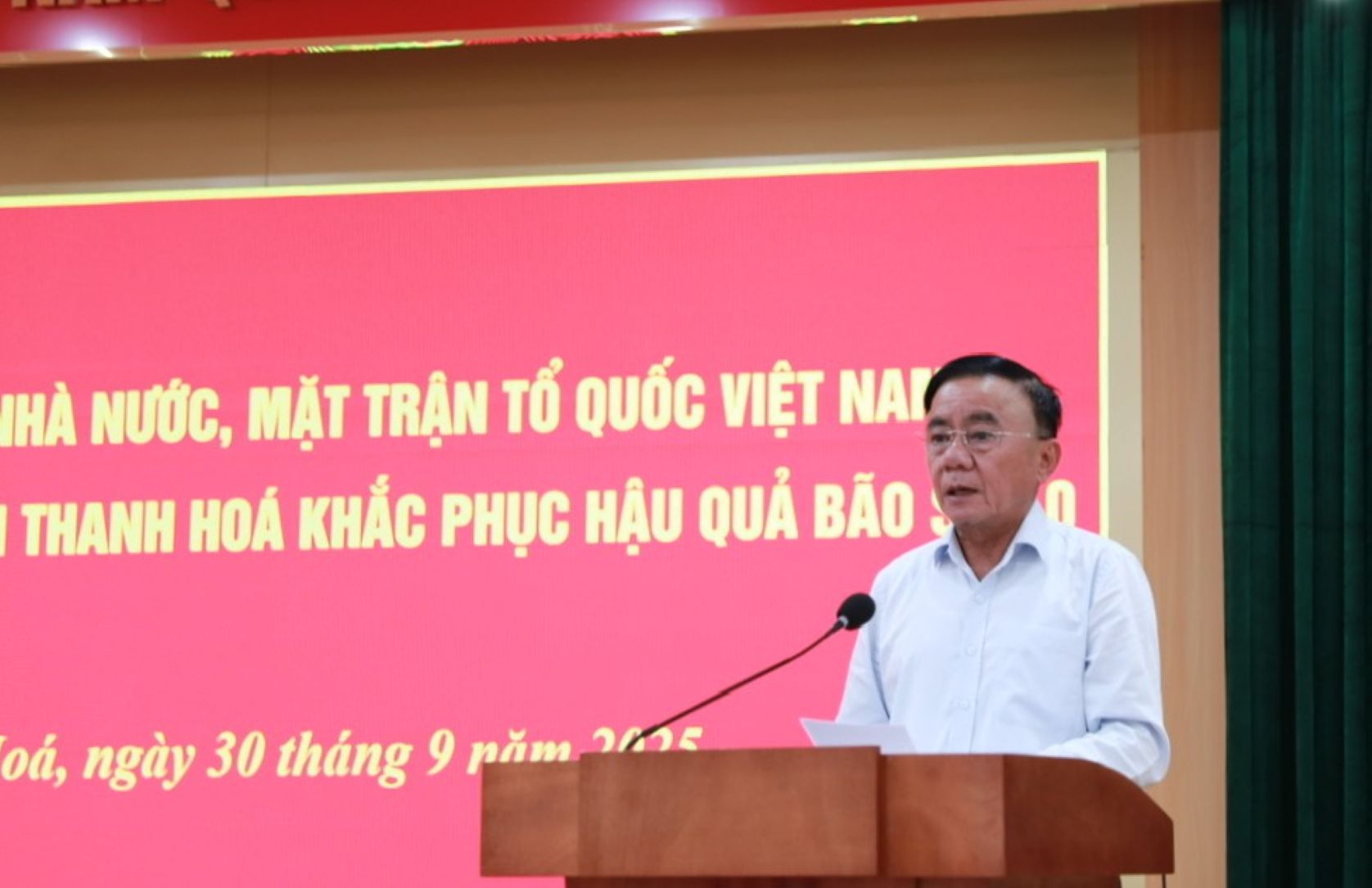 Comrade Tran Cam Tu - Politburo member, Standing member of the Secretariat emphasized the need to ensure the safety of life and care for people's lives when overcoming floods. Photo: Xuan Hung