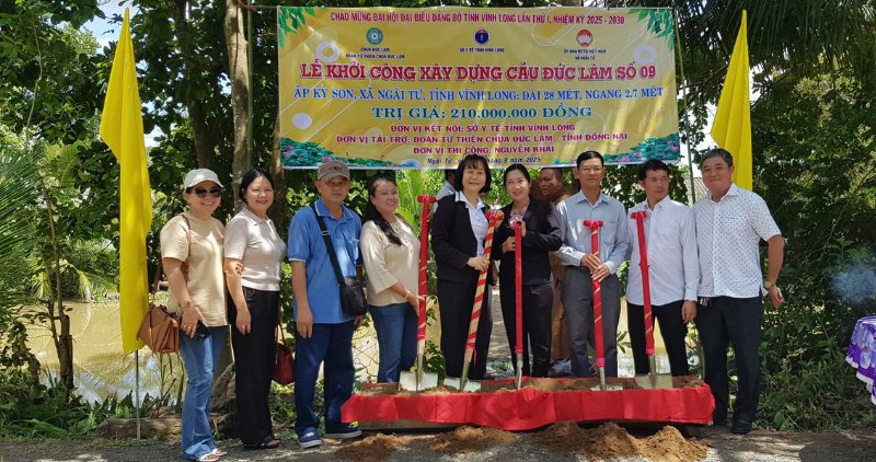 Starting construction of rural bridges, serving people's lives, welcoming the Party Congress. Photo: Hoang Loc