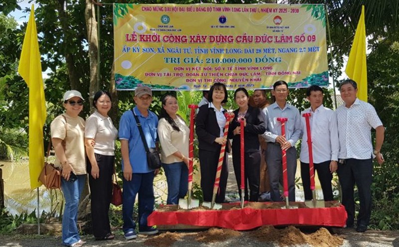Starting construction of rural bridges, serving people's lives, welcoming the Party Congress. Photo: Hoang Loc