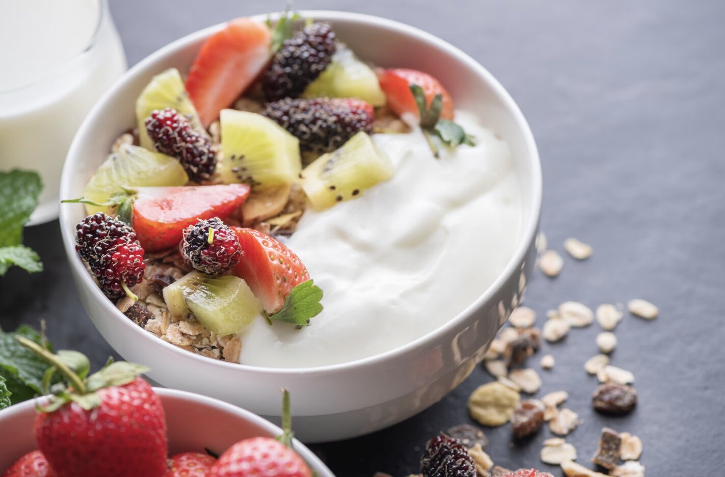 Le yaourt et les fruits riches en fibres aident a ameliorer la digestion. Photo : Thuy Duong