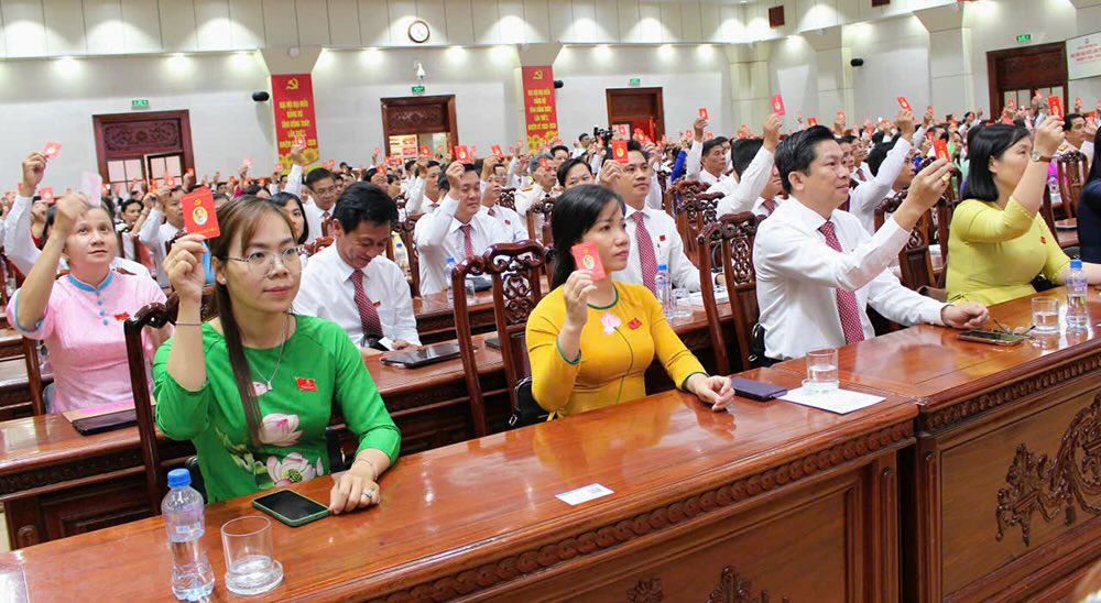 Dai bieu bieu quyet thong qua Nghi quyet Dai hoi. Anh: Cong thong tin dien tu Dong Thap. 
