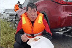 Sauvetage urgent de plus de 3 000 foyers dans les zones inondees profondes a Thanh Hoa. Photo : Quach Du