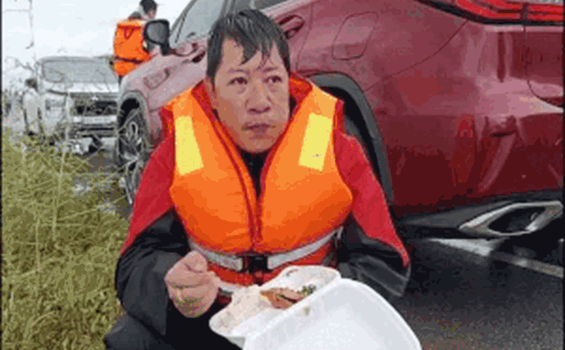 Urgently provide relief to more than 3,000 households in deeply flooded areas in Thanh Hoa. Photo: Quach Du