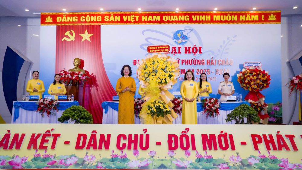 Pho Chu tich Uy ban MTTQ Viet Nam thanh pho Da Nang, Chu tich Hoi Lien hiep Phu nu thanh pho Hoang Thi Thu Huong tang hoa chuc mung dai hoi. Anh: Tran Thi