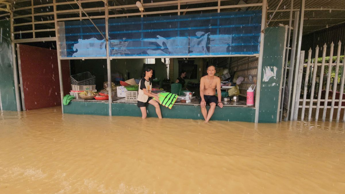 Ben trong cac thon bi co lap o xa Nong Cong, nguoi dan dang phai vat lon voi nuoc lu. Anh: Quach Du