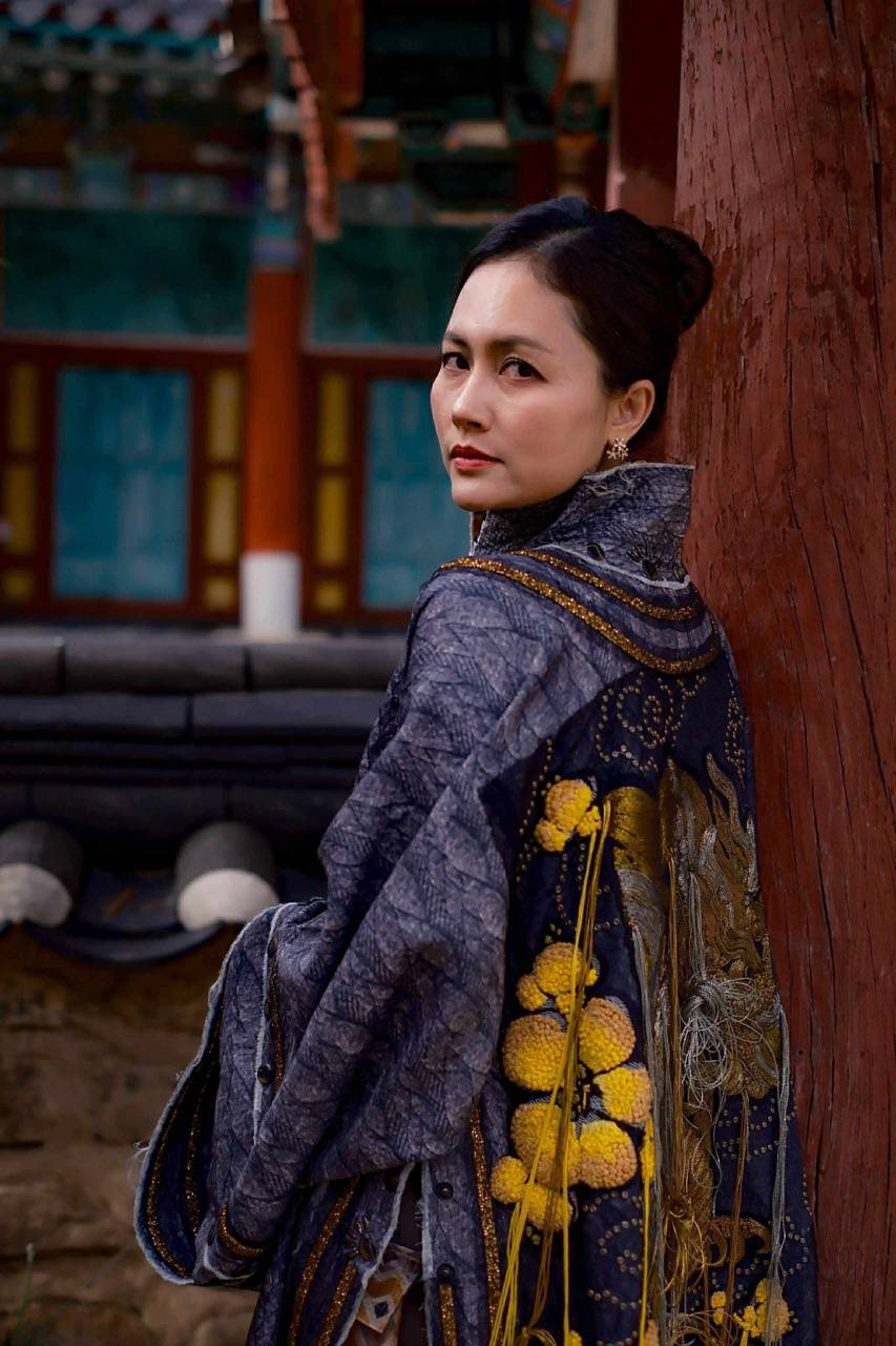 Hinh anh nu dien vien voi ve dep diem nhien, man ma va chin chan khong chi goi nho nhung vai dien de doi ma con danh dau hanh trinh tro lai dien anh sau hon 10 nam roi xa man anh.  