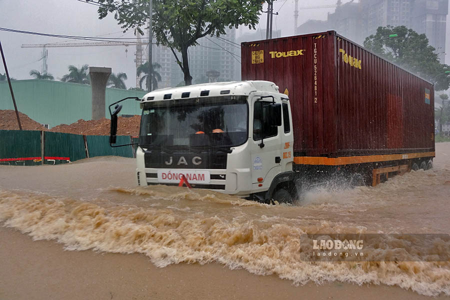 Mot so xe gam cao van co the di qua cac diem ngap tren duong gom Dai lo Thang Long.