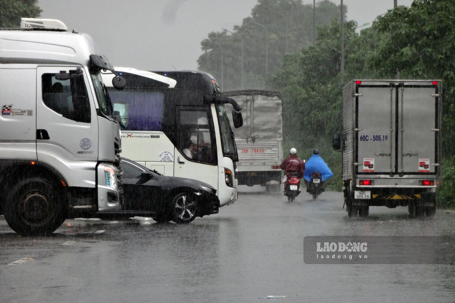 Cac phuong tien dong loat quay dau.