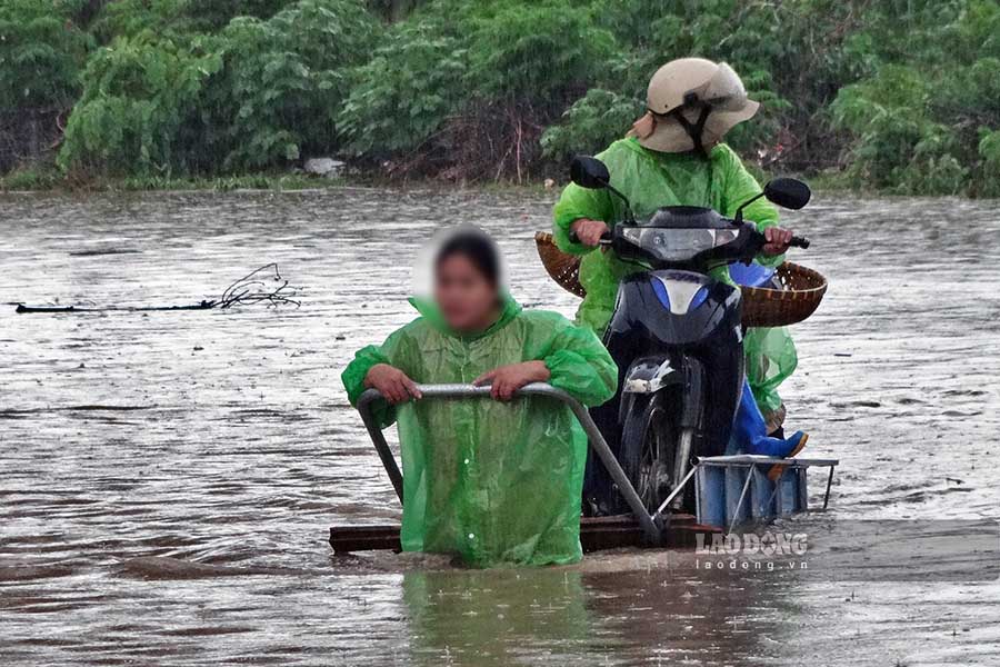 Nhieu nguoi lua chon dich vu xe day voi gia tu 150.000 - 200.000 dong/chuyen qua diem ngap.
