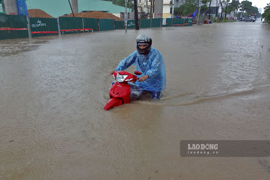 Tai vi tri KM8+400 duong gom Dai lo Thang Long, cac phuong tien gan nhu khong the di qua do ngap rat sau. Nhung truong hop van co qua deu chiu canh chet may.