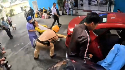 La police de la circulation de Ho Chi Minh-Ville dirige la route d'urgence pour emmener la parturiente a l'hopital en toute securite