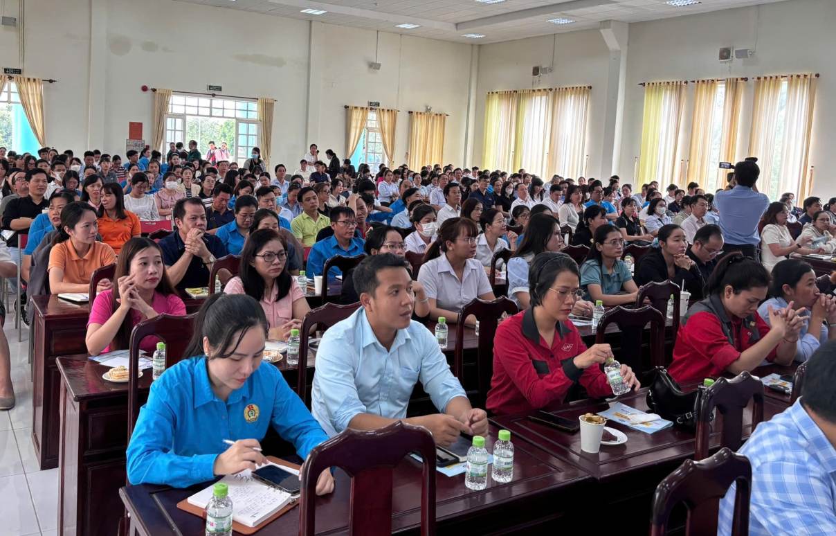 Conference de deploiement d'activites importantes a 400 CDCS du nord de Ho Chi Minh-Ville. Photo fournie par le syndicat