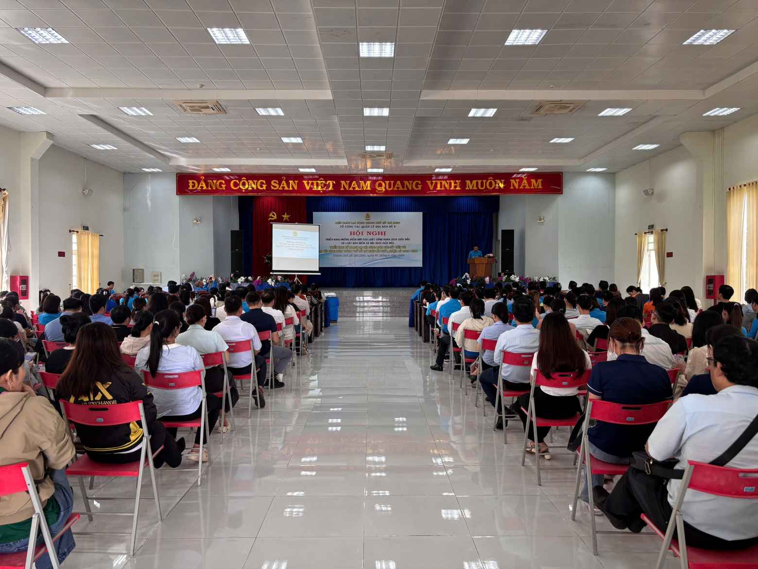 Nhung hinh anh tai hoi nghi. Anh: Cong doan cung cap