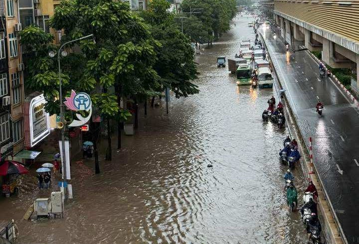 Many people have chosen to travel by train on the Cat Linh - Ha Dong route to avoid flooding. Photo: Ha Linh