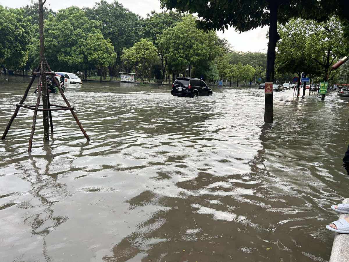 Nhieu tuyen pho o Ha Noi nuoc ngap nhu song. Anh: Huong Nha