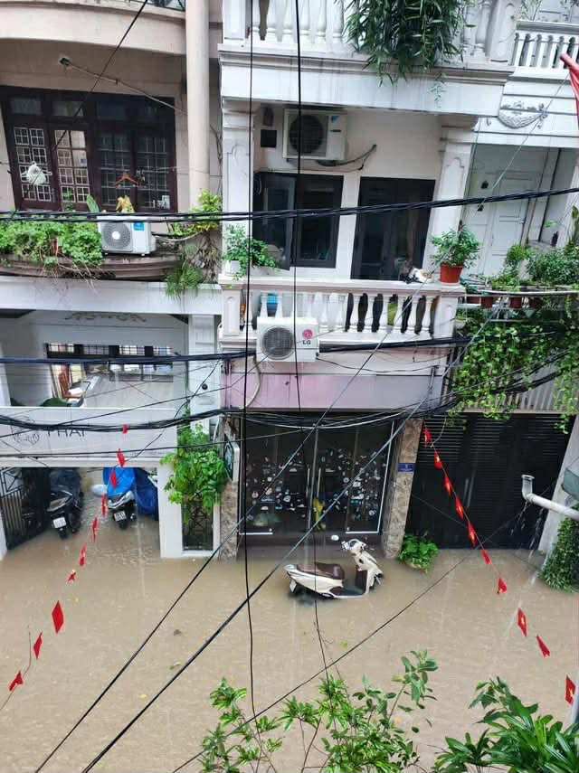 Nuoc ngap qua than xe tai khu vuc Thanh Xuan. Anh: Ha My 