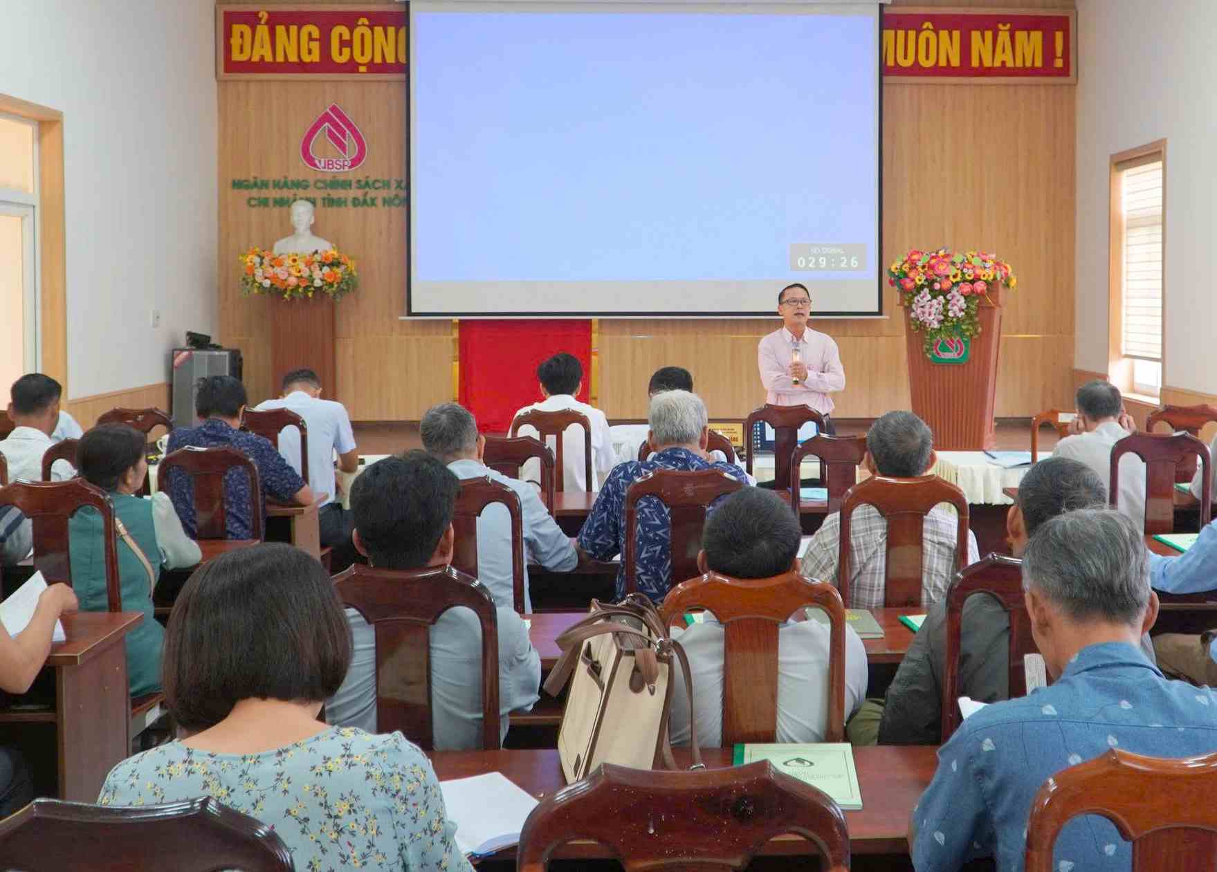 Training course to improve policy credit capacity for cadres of the front of socio-political organizations and residential groups in Lam Dong. Photo: Bao Lam