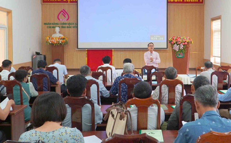 Training course to improve policy credit capacity for cadres of the front of socio-political organizations and residential groups in Lam Dong. Photo: Bao Lam