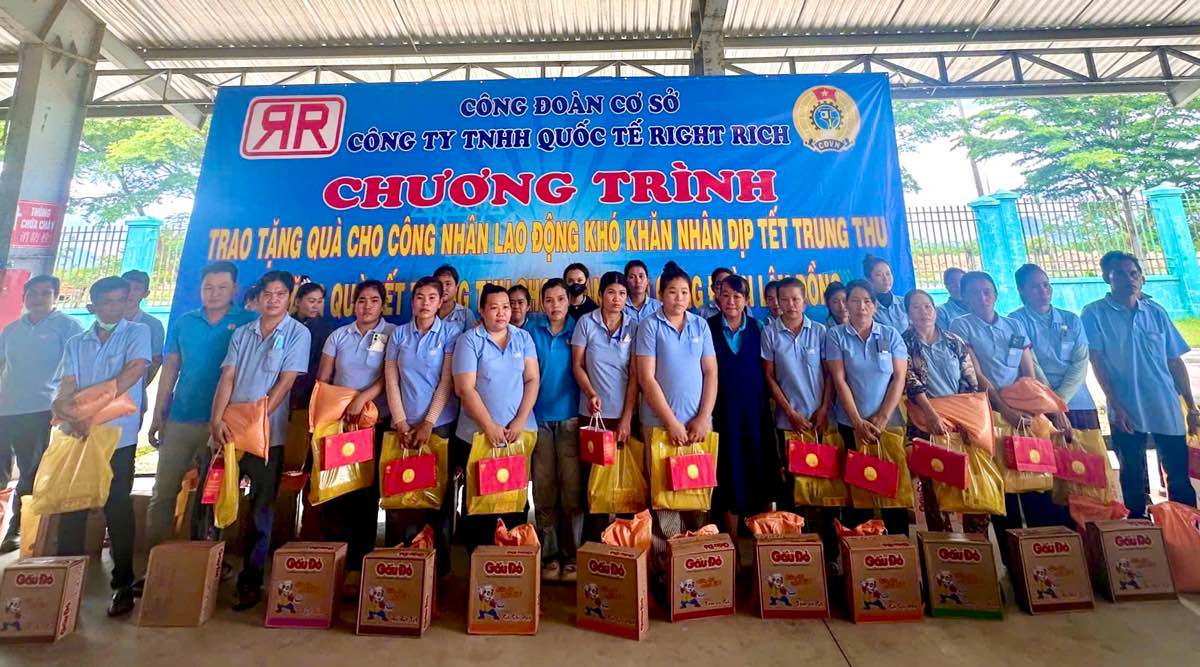Grassroots unions give gifts to union members in difficult circumstances. Photo: My Thach