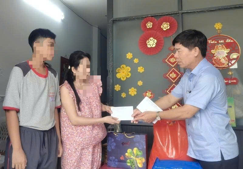 Mr. Pham Chi Tam - Vice President of the Ho Chi Minh City Labor Federation - presented gifts to support the family of Mr. Vinh, a member of the Ho Chi Minh City Motorbike taxi and technology car union. Photo: Nam Duong