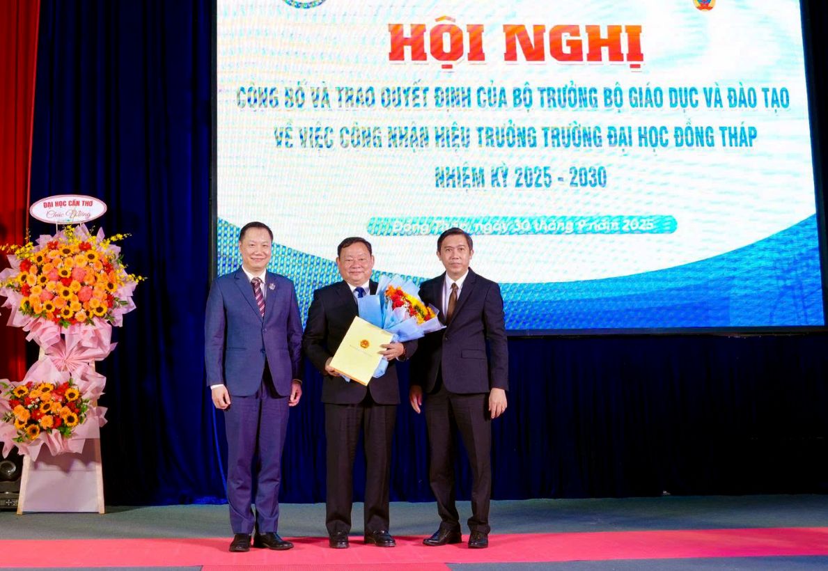 TS. Truong Tan Dat (bia phai anh) Bi thu Dang uy, Chu tich Hoi dong truong Truong Dai hoc Dong Thap tang hoa chuc mung PGS.TS. Ho Van Thong. Anh: H.Phong