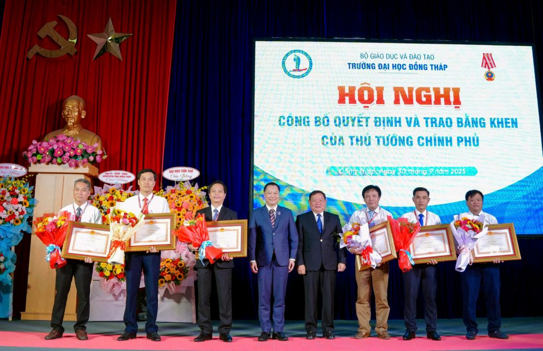 Trao Bang khen Thu tuong cho 7 ca nhan dat thanh tich xuat sac. Anh: H.Phong