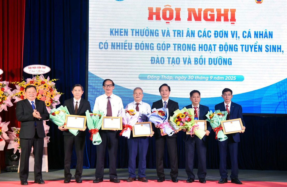 Tri an cac doi tac co nhieu dong gop trong hoat dong tuyen sinh, dao tao, boi duong. Anh: H.Phong
