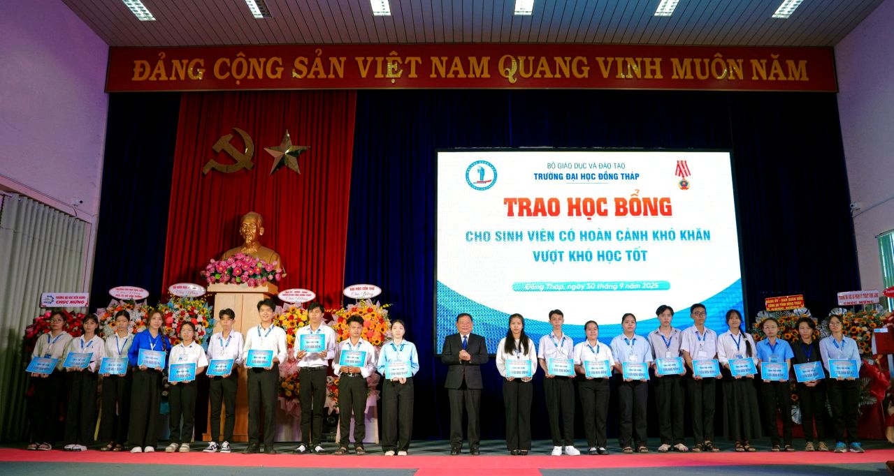 Trao hoc bong cho sinh vien vuot kho hoc tot. Anh: H.Phong