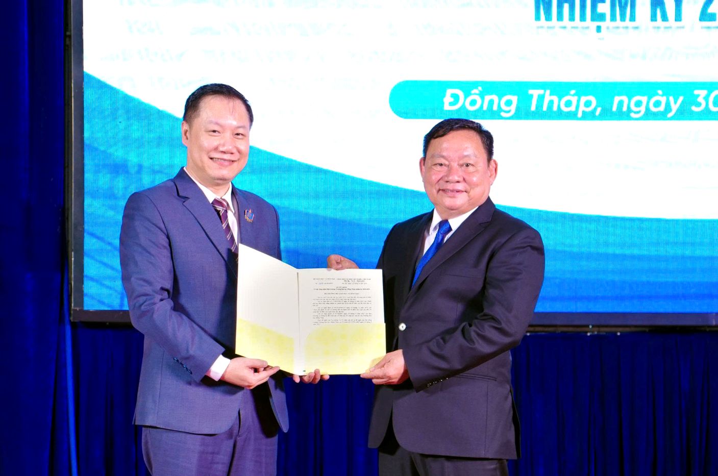 GS.TS. Nguyen Tien Thao (trai anh) Vu truong Vu Giao duc Dai hoc thua uy quyen cua Bo truong Bo Giao duc va Dao trao quyet dinh cong nhan Hieu truong Truong Dai hoc Dong Thap cho PGS.TS Ho Van Thong. Anh: H. Phong 