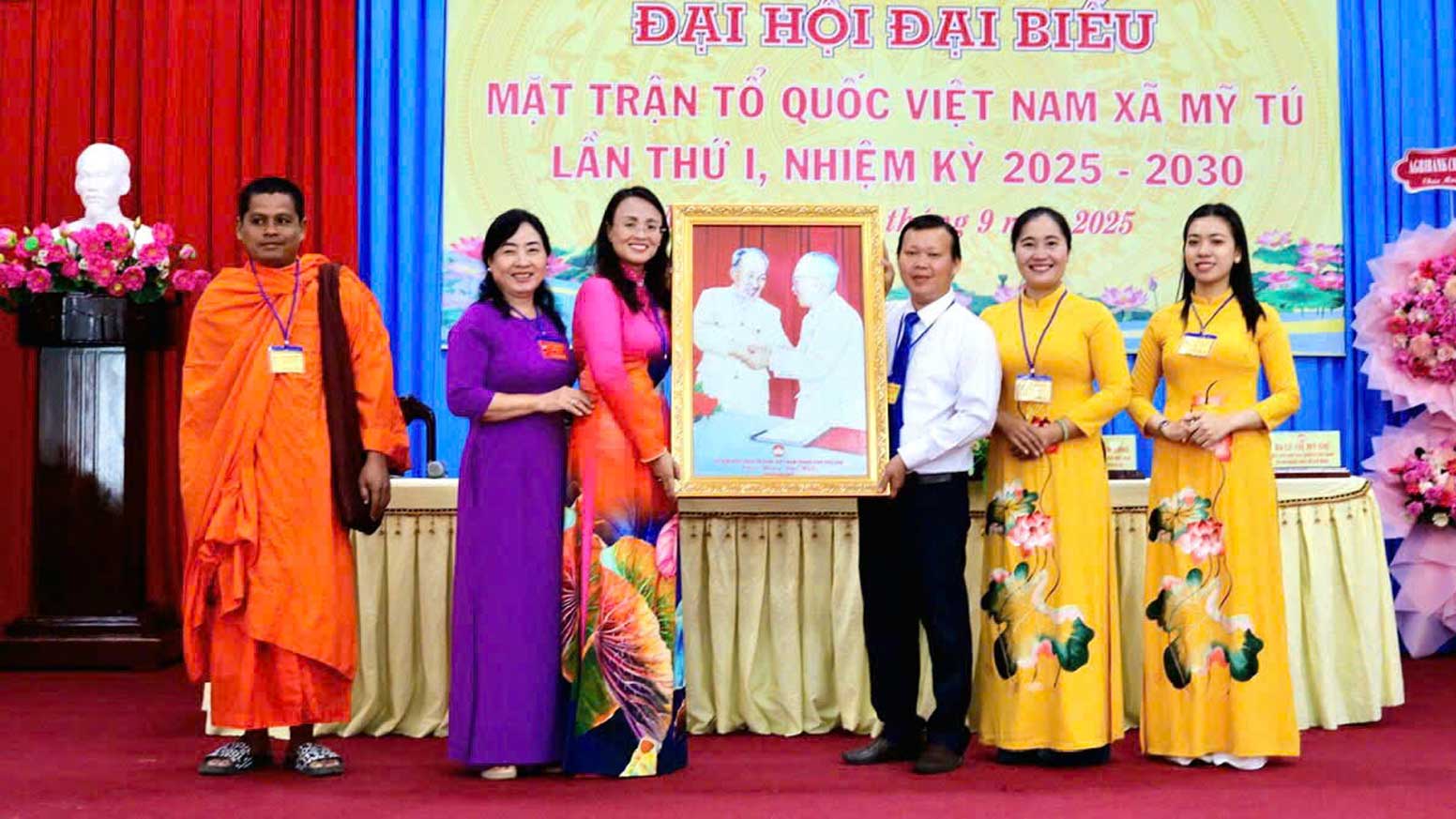 Uy ban Mat tran To quoc Viet Nam TP Can Tho tang tranh chuc mung Dai hoi. Anh: Uy ban MTTQ Viet Nam TP Can Tho