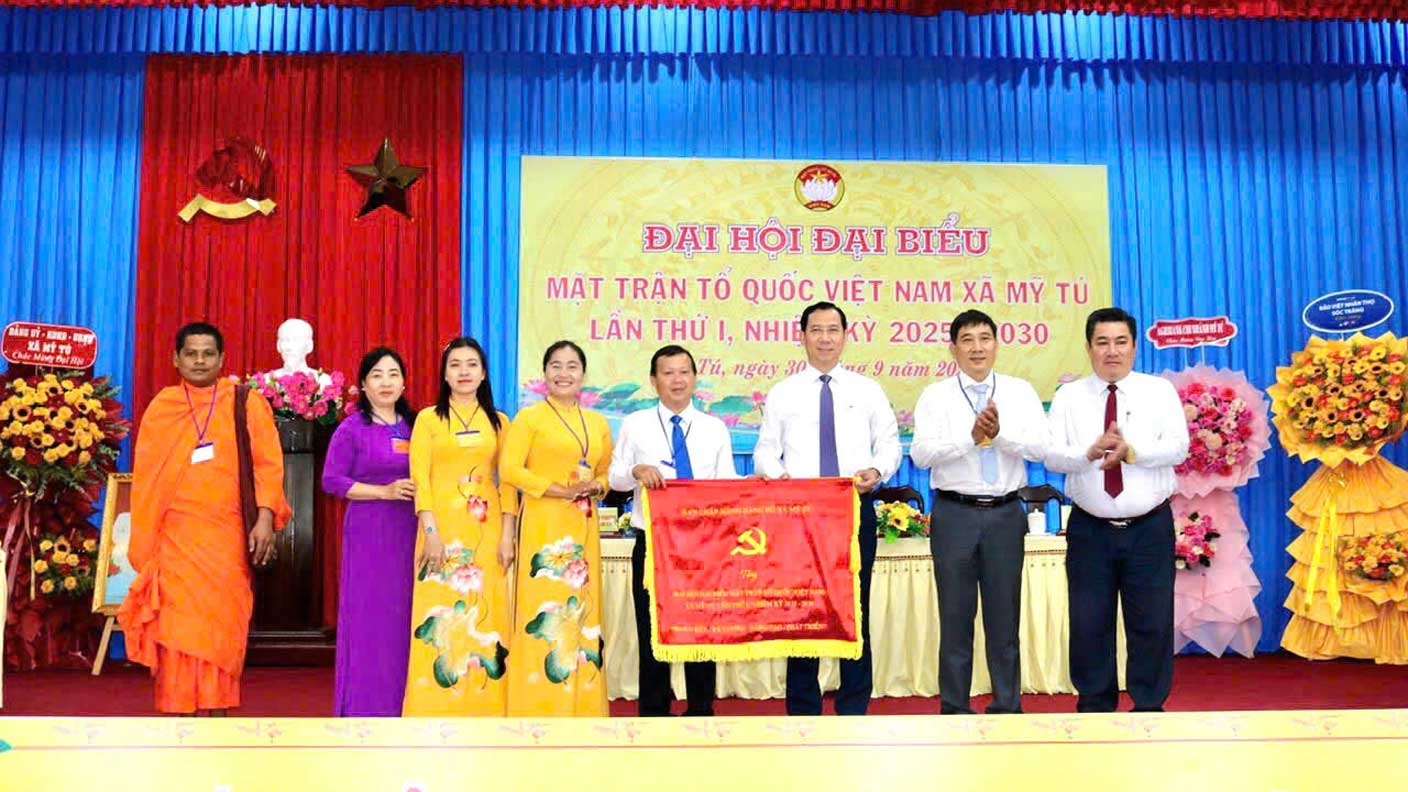 Ban Chap hanh Dang bo xa My Tu tang buc truong cho Dai hoi. Anh: